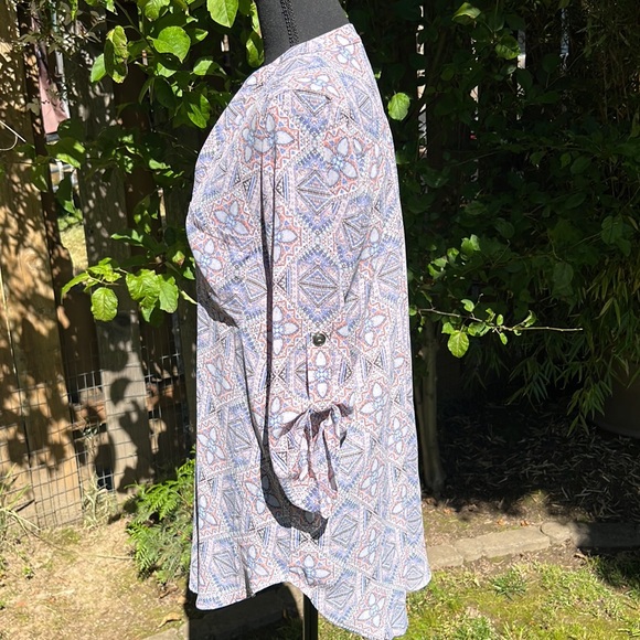 LUSH V Neck Blue Pink white Abstract Beautiful Blouse Top Summer M - Picture 5 of 7